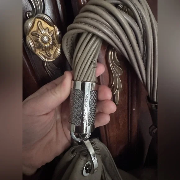 Micheal Kors Tonne Leather hobo bag. - Picture 2 of 3